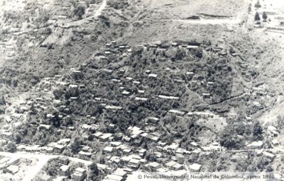 Expansion de viviendas hacia las laderas de Medellin 1980
PEVAL, APROX 1980
Palabras clave: INVASIONES BARRIOS POPULARES MEDELLIN