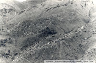 Sector sobre la quebrada Santa Elena
PEVAL, APROX 1980
Palabras clave: INVASIONES BARRIOS POPULARES MEDELLIN