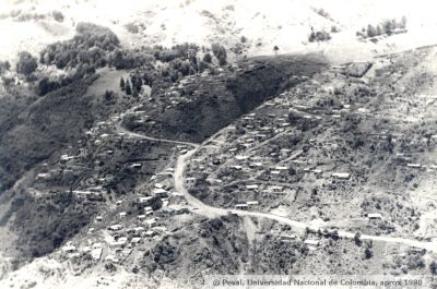 Proceso de urbanizacion en las laderas de Medellin
PEVAL, APROX 1980
Palabras clave: INVASIONES BARRIOS POPULARES MEDELLIN