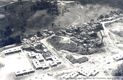 Urbanizacion de laderas de Medellin en 1980
PEVAL, APROX 1980
Palabras clave: INVASIONES BARRIOS POPULARES MEDELLIN