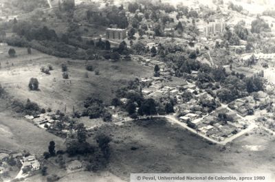 Medellin en proceso de urbanizacion
PEVAL, APROX 1980
Palabras clave: INVASIONES BARRIOS POPULARES MEDELLIN