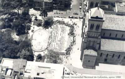 Parque Bolivar de Medellin
PEVAL, APROX 1980
Palabras clave: INVASIONES BARRIOS POPULARES MEDELLIN