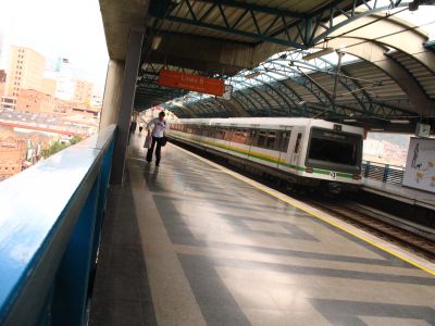 Estacion Cisneros del metro 
SENIA SALAZAR MALDONADO 2007
Palabras clave: LINEA B METRO