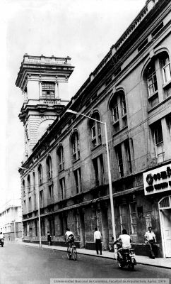 Antiguo colegio San Ignacio hoy sede Comfama sobre la calle Girardot
©Universidad Nacional de Colombia, Facultad de Arquitectura, Aprox. 1979
Palabras clave: PATRIMONIO MEDELLIN EDIFICIOS