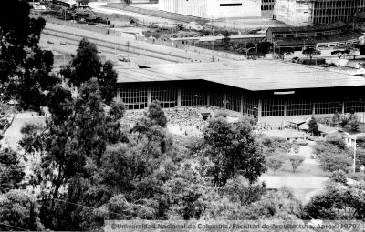 Palacio de exposiciones de suroccidente a nororiente se aprecia arriba a la derecha los antiguos talleres del ferrocarril, hoy sede del IDEA
©Universidad Nacional de Colombia, Facultad de Arquitectura, Aprox. 1979
Palabras clave: PATRIMONIO MEDELLIN