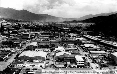 Barrio Colombia sector industrial atrás, barrio Guayaquil 
©Universidad Nacional de Colombia, Facultad de Arquitectura, Aprox. 1979
Palabras clave: PATRIMONIO MEDELLIN