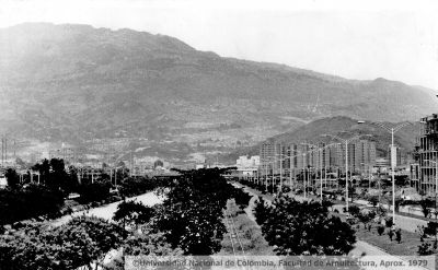  Avenida del Rio a la altura del teatro metropolitano, se aprecia el sector de Suramérica y cerro El Volador y al fondo las laderas noroccidental de Medellín
©Universidad Nacional de Colombia, Facultad de Arquitectura, Aprox. 1979
Palabras clave: PATRIMONIO MEDELLIN