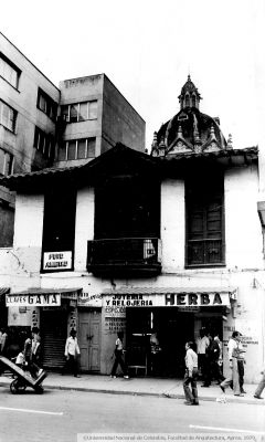 Casa y edificio demolido donde hoy es la plaza de Botero al fondo se aprecia la cúpula del palacio Departamental
©Universidad Nacional de Colombia, Facultad de Arquitectura, Aprox. 1979
Palabras clave: PATRIMONIO MEDELLIN