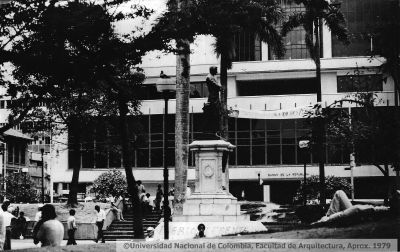 Parque  Berrio, de norte a sur estatua de Berrio, al fondo Edificcio del Banco de la República
©Universidad Nacional de Colombia, Facultad de Arquitectura, Aprox. 1979
Palabras clave: PATRIMONIO MEDELLIN