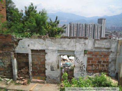 Casas en ruinas del sector San Lorenzo, al fondo el edificio de vivienda de interes social San Sebastian
CEHAP 2006
Palabras clave: SAN LORENZO MEDELLIN