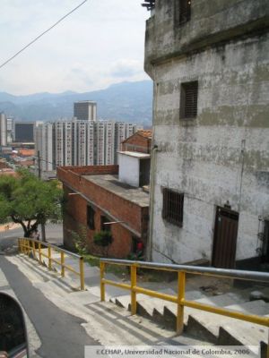 Viejos edificios del sector San Lorenzo, al fondo el nuevo complejo de vivienda de interes social San Sebastian
CEHAP 2006
Palabras clave: SAN LORENZO MEDELLIN