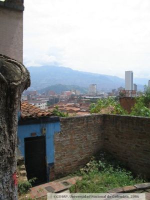 Vista de una parte del centro de Medellin desde una vivienda del sector San Lorenzo
CEHAP 2006
Palabras clave: SAN LORENZO MEDELLIN