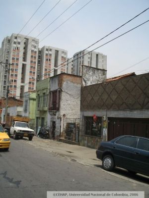 Calle del sector San Lorenzo en Medellin, al fondo el edificio Torres de San Sebastian
CEHAP 2006
Palabras clave: SAN LORENZO MEDELLIN