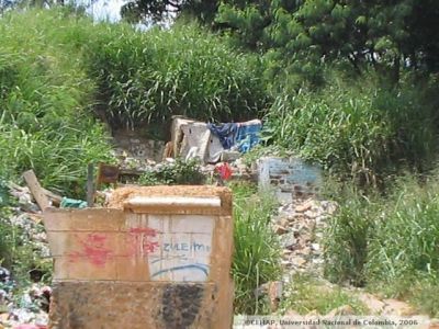 Espacio invadido por escombros y basura en el sector San Lorenzo, en Medellin
CEHAP 2006
Palabras clave: SECTOR SAN LORENZO MEDELLIN