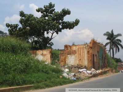 Casa en ruinas del sector San Lorenzo en Medellin
CEHAP 2006
Palabras clave: SECTOR SAN LORENZO MEDELLIN