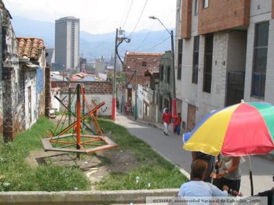 Parque infantil y viviendas del sector San Lorenzo, en Medellin
CEHAP 2006
Palabras clave: SECTOR SAN LORENZO MEDELLIN