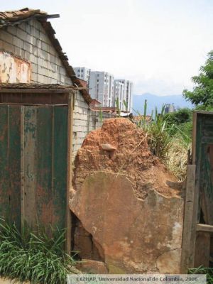 Ruinas de vivienda del sector San Lorenzo, en Medellin
CEHAP 2006
Palabras clave: SECTOR SAN LORENZO MEDELLIN