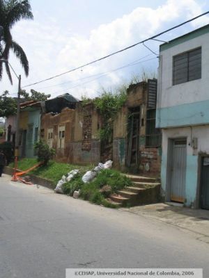 Viviendas en ruinas en San Lorenzo, Medellin
CEHAP 2006
Palabras clave: SECTOR SAN LORENZO MEDELLIN