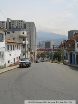 Calle principal del sector San Lorenzo, en Medellin
CEHAP 2006
Palabras clave: SECTOR SAN LORENZO MEDELLIN