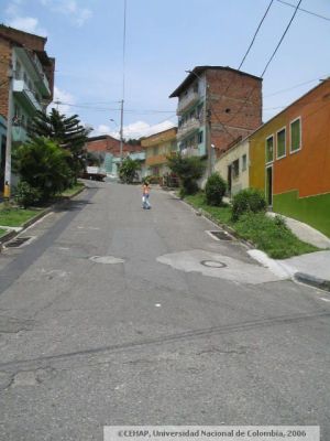 Via y viviendas del sector San Lorenzo, en Medellin
CEHAP 2006
Palabras clave: SECTOR SAN LORENZO MEDELLIN