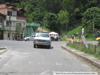 Via y algunas viviendas del sector San Lorenzo, en Medellin
CEHAP 2006
Palabras clave: SECTOR SAN LORENZO MEDELLIN