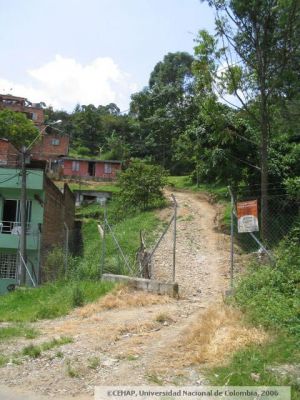 Acceso a  algunas viviendas del sector San Lorenzo, Medellin
CEHAP 2006
Palabras clave: SECTOR SAN LORENZO MEDELLIN