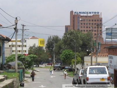 Via del Barrio Las Palmas al fondo Centro Comercial Almacentro de Medellin
CEHAP 2006
Palabras clave: SAN LORENZO MEDELLIN