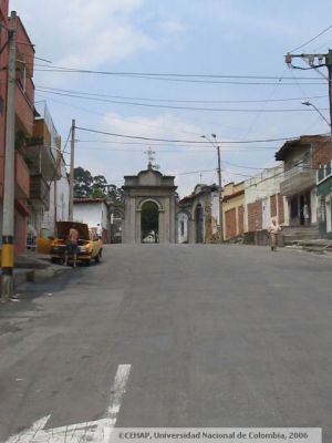 Sector aledaño a la entrada principal de Cementerio San Lorenzo
CEHAP 2006
Palabras clave: SAN LORENZO MEDELLIN