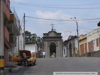 Sector aledaño a la entrada principal de Cementerio San Lorenzo
CEHAP 2006
Palabras clave: SAN LORENZO MEDELLIN