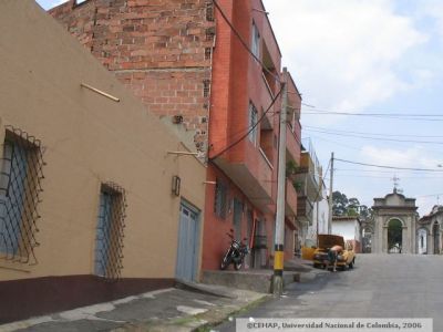 Calle y sector aledaño a la entrada principal de Cementerio San Lorenzo
CEHAP 2006
Palabras clave: SAN LORENZO MEDELLIN