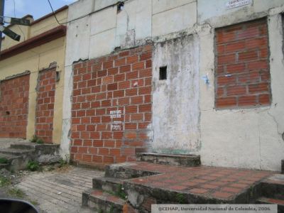 Fachadas de viviendas donde se observa cerramiento de puertas y ventanas en el Sector de San Lorenzo Medellin
CEHAP 2006
Palabras clave: SAN LORENZO MEDELLIN