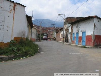 Antiguas viviendas deterioradas en el sector de San Lorenzo de Medellin
CEHAP 2006
Palabras clave: SAN LORENZO MEDELLIN
