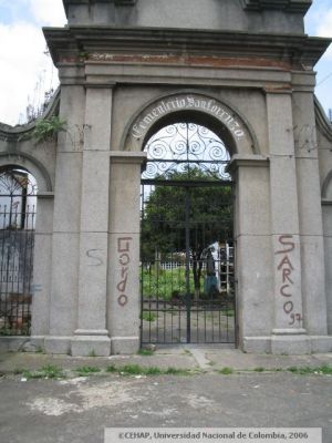 Fachada de la puerta principal del Cementerio San Lorenzo
CEHAP 2006
Palabras clave: SAN LORENZO MEDELLIN CEMENTERIOS PATRIMONIO