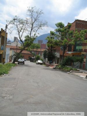 Calle y viviendas en el Sector de San Lorenzo de Medellin
CEHAP 2006
Palabras clave: SAN LORENZO MEDELLIN