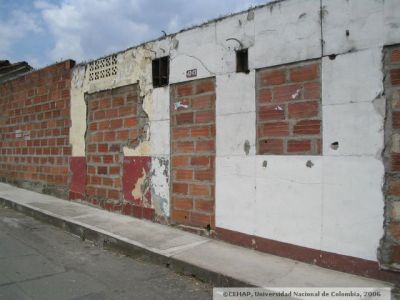 Fachadas donde se observa cerramiento de puertas y ventanas en el Sector de San Lorenzo Medellin
CEHAP 2006
Palabras clave: SAN LORENZO MEDELLIN