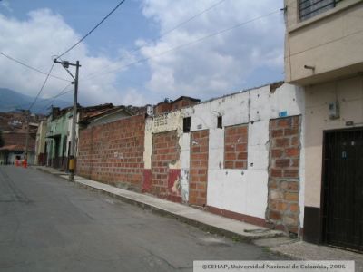 Fachadas donde se observa cerramiento de puertas y ventanas en el Sector de San Lorenzo Medellin
CEHAP 2006
Palabras clave: SAN LORENZO MEDELLIN