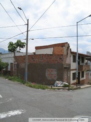 Esquina donde se aprecian demoliciones de viviendas en el Sector de San Lorenzo de Medellin
CEHAP 2006
Palabras clave: SAN LORENZO MEDELLIN