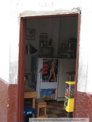 Puerta de ingreso a una tienda en el Sector de San Lorenzo de Medellin
CEHAP 2006
Palabras clave: SAN LORENZO MEDELLIN ECONOMIA