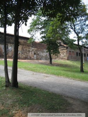 Esquina deteriorada en el el cruce de la Avenida San Juan con la Avenida Oriental de Medellin
CEHAP 2006
Palabras clave: SAN LORENZO MEDELLIN