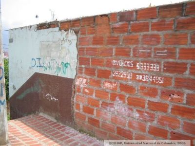 Muro con fachada deteriorada en el Sector de San Lorenzo de Medellin
CEHAP, 2006
