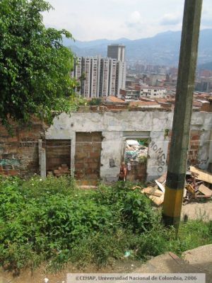 Muros destruidos de lo que fuera una vivienda en el sector de San Lorenzo de Medellin
CEHAP, 2006
Palabras clave: SAN LORENZO MEJORAMIENTO