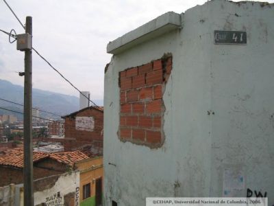 Esquina de la Calle 41 donde se aprecia cerramiento de ventanas en Sector de San Lorenzo de Medellin
CEHAP, 2006
