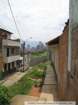 Precariedad de acceso peatonales a las viviendas en el  Sector de San Lorenzo de Medellin
CEHAP, 2006
