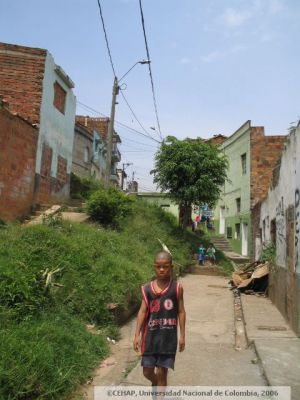 Estado de las viviendas y accesos peatonales en el  Sector de San Lorenzo de Medellin
CEHAP, 2006
