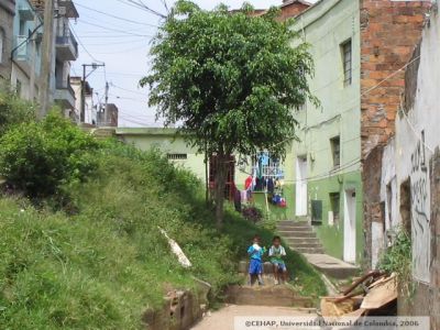 Estado de las viviendas y accesos peatonales en el  Sector de San Lorenzo de Medellin
CEHAP, 2006
