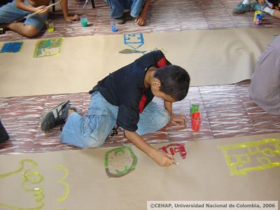Niño del barrio Lovaina disfrutando de Taller
CEHAP
2006
Palabras clave: TALLER LOVAINA