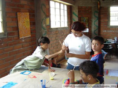 Niños pintando con la Profesora en Taller Lovaina
CEHAP
2006
Palabras clave: TALLER LOVAINA