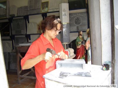 Mujer elaborando lapidas en el Museo Cementerio San Pedro
CEHAP
2006
Palabras clave: LOVAINA ACTIVIDAD ECONOMICA