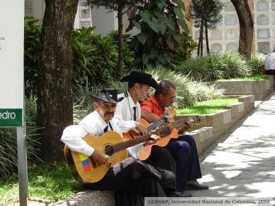 Musicos esperando para dar serenata funebre en el Museo Cementerio San Pedro
CEHAP
2006
Palabras clave: LOVAINA ACTIVIDAD ECONOMICA CEMENTERIOS CULTURA POPULAR