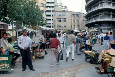 Ventas ambulantes en la Plazuela Nutibara
Cehap 1992
Palabras clave: Espacio Publico Centro de Medellin Economia Informal